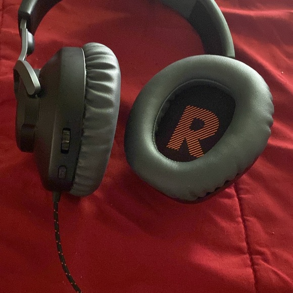 Black JBL headphones with wire - Picture 4 of 4